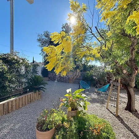 For 6 People With Wifi, Parking, And Garden *